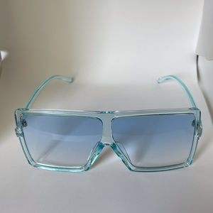Women’s oversized sunglasses